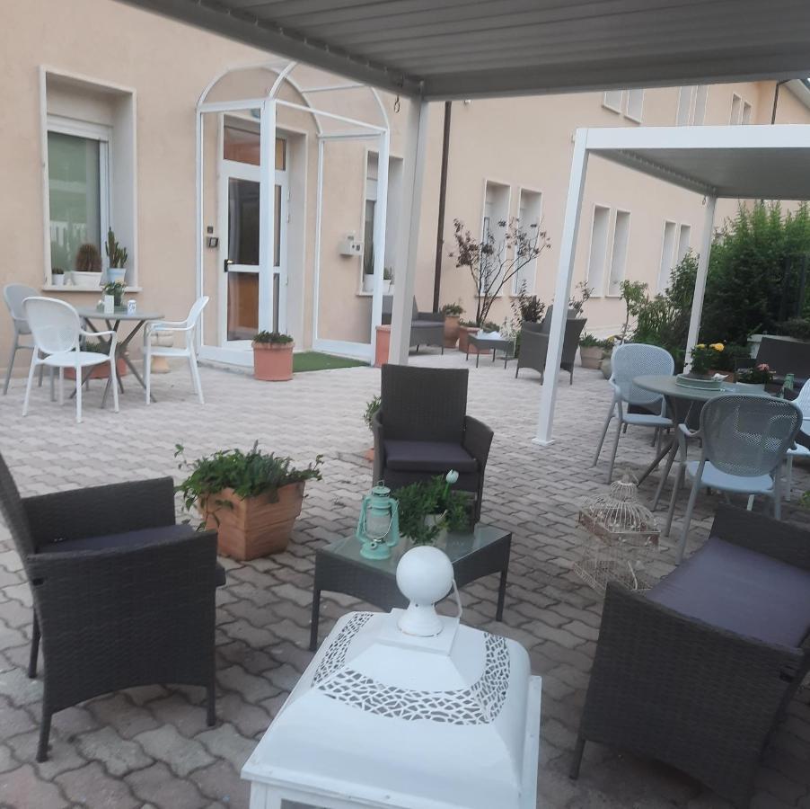 Hotel Porta Rivera L'Aquila Bagian luar foto