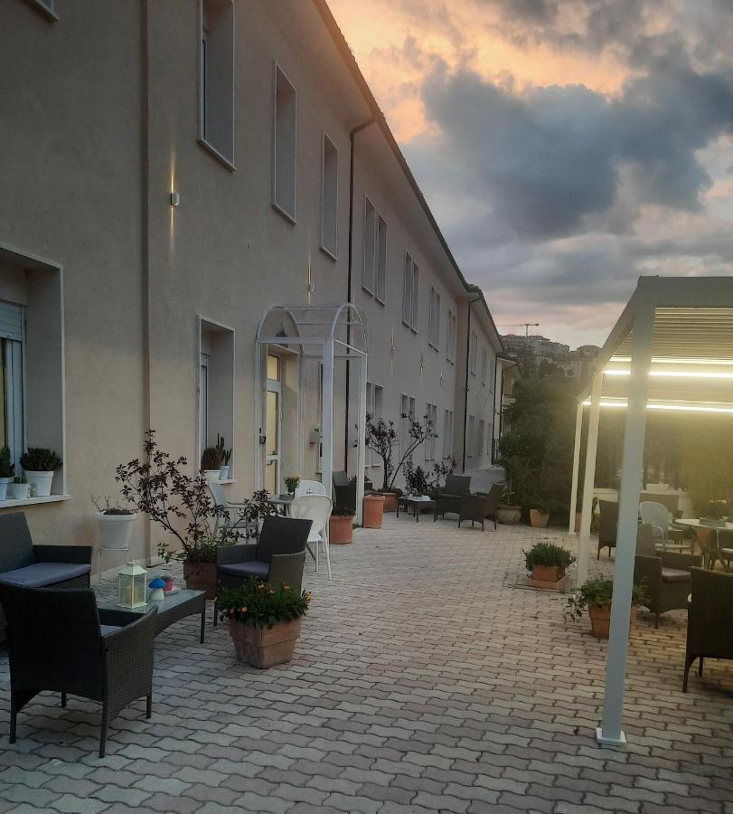 Hotel Porta Rivera L'Aquila Bagian luar foto
