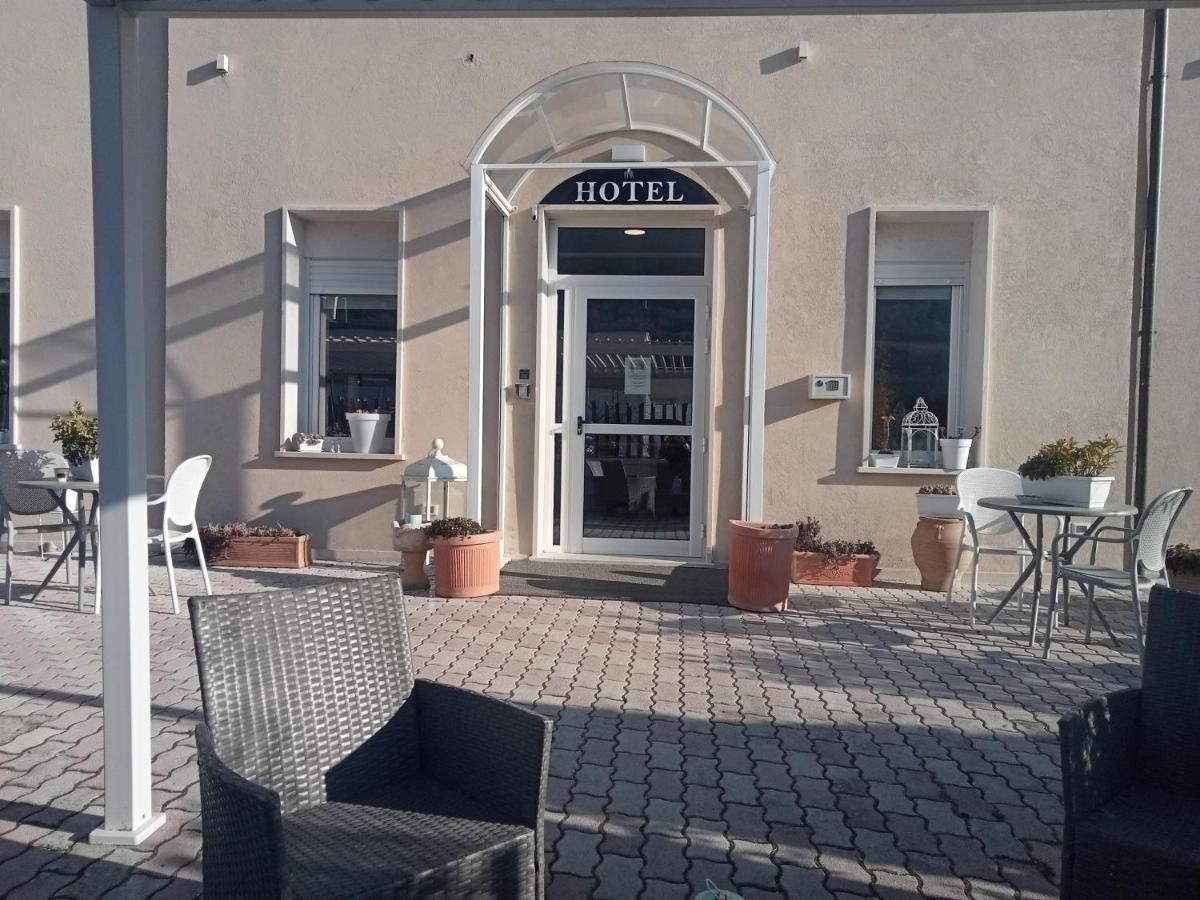 Hotel Porta Rivera L'Aquila Bagian luar foto