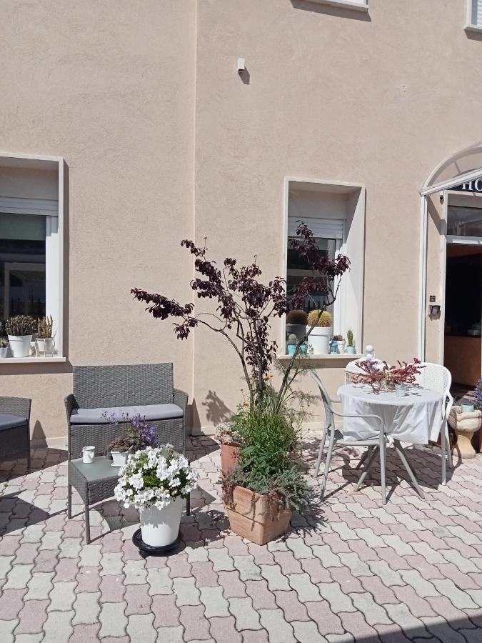 Hotel Porta Rivera L'Aquila Bagian luar foto
