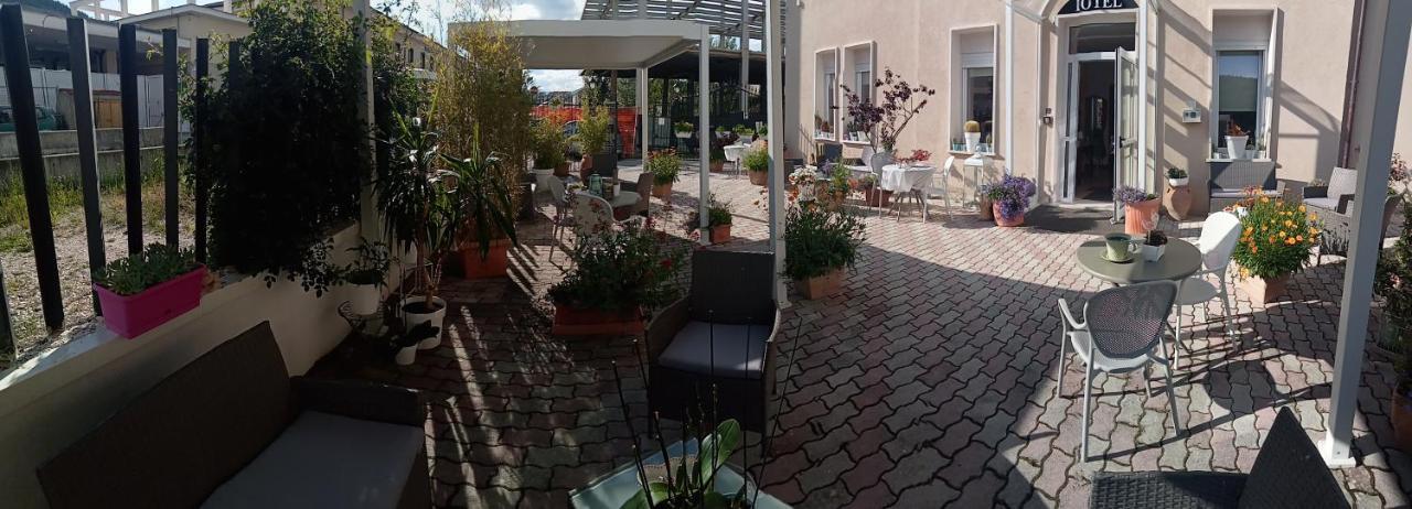 Hotel Porta Rivera L'Aquila Bagian luar foto