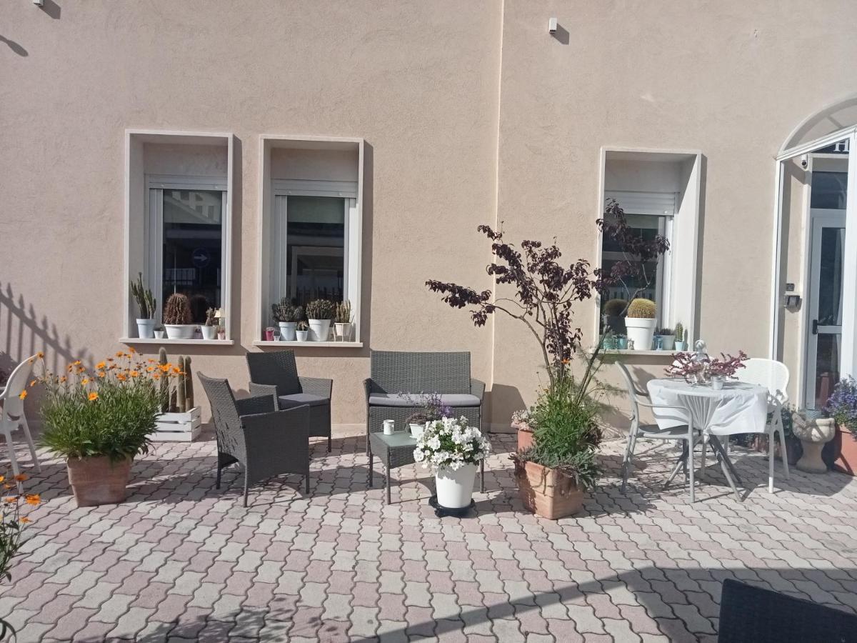 Hotel Porta Rivera L'Aquila Bagian luar foto
