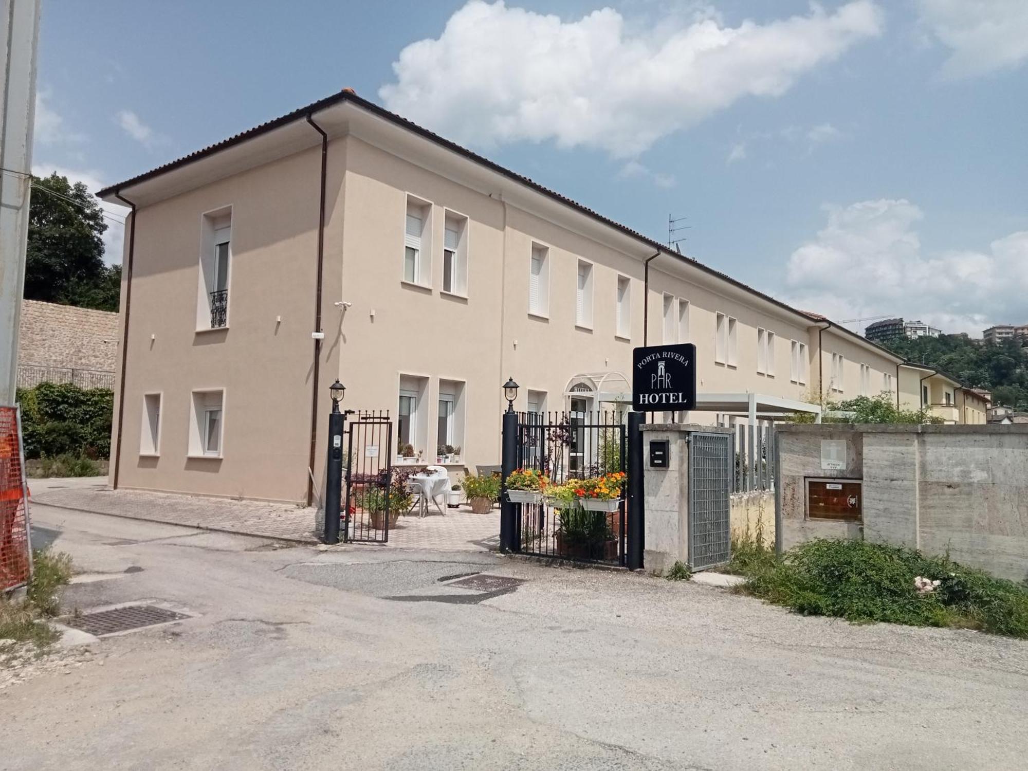 Hotel Porta Rivera L'Aquila Bagian luar foto
